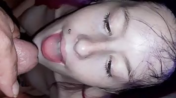 Молодая телочка лакомиться спермой после жаркого минета