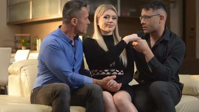 Блонда с шикарной большой жопой круто ебенится с двумя мужчинами...