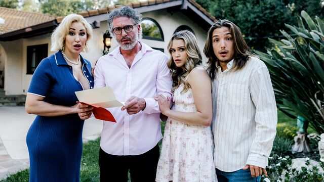 Мамочка с большими дойками устроили групповушку в семейном стиле