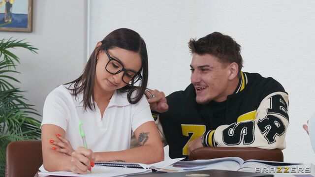 Сисястая студентка взяла за щеку член чтобы сделать крутой минет