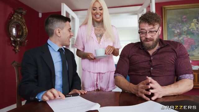 Грудастая татуированная милфа умело справляется с двумя членами